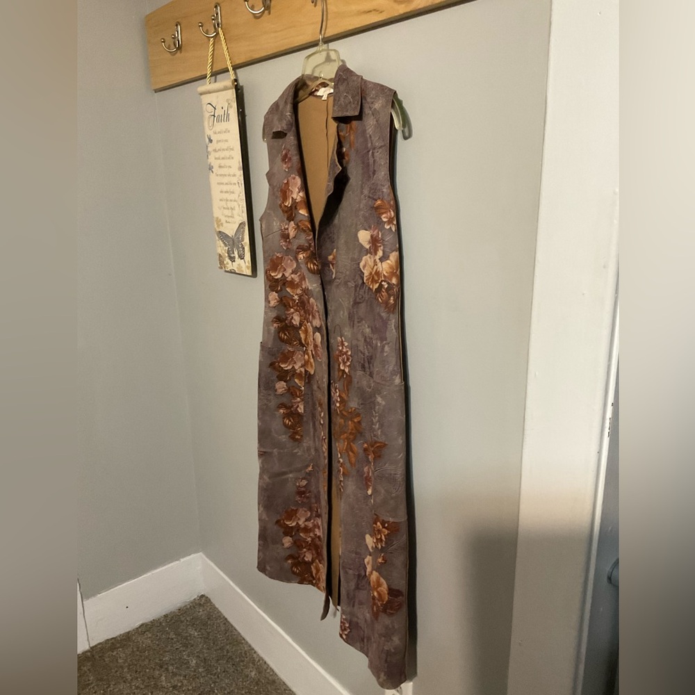 Solitaire Floral Long Vest in Mauve and Rust - Picture 2 of 9